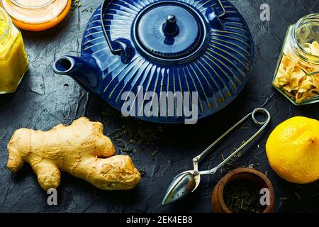 Teiera con tè a base di zenzero, miele e limone. Vitamina, tè curativo Foto Stock