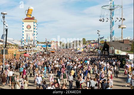 Baviera-Monaco-Germania, 29 settembre 2019: Il più grande festival folk del mondo, l'Oktoberfest di Monaco, una scena tipica durante l'Oktober di Monaco Foto Stock