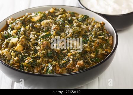 Tradizionale K?ymal? Ricetta Ispanak manzo macinato con spinaci, riso e cipolla primo piano in una ciotola sul tavolo. Orizzontale Foto Stock