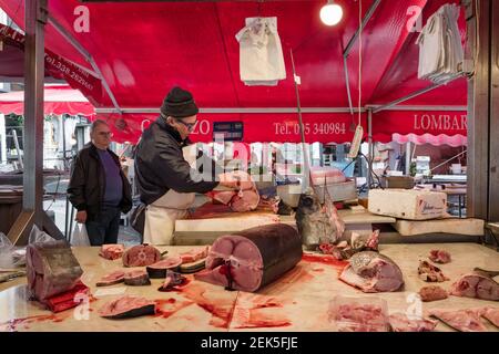 Tonno in tavola al mercato del pesce all'aperto a Catania, Sicilia. Foto Stock