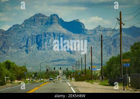 Strada rurale nel sud-ovest degli Stati Uniti che conduce direttamente ad una montagna intervallo Foto Stock