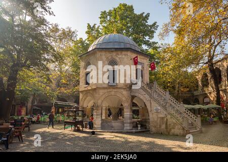 Giardini del tè e negozi di seta nel Bazaar della seta di Koza Han, Bursa, Turchia Foto Stock