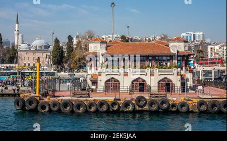 Vista sul mare dello storico molo di Besiktas e del centro di Besiktas sullo sfondo situato sulla costa del Bosforo il 22 febbraio 2021, Besiktas, Istanbul. Foto Stock