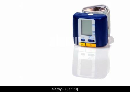Monitor digitale LCD per la pressione sanguigna da polso con fascia cardio Foto Stock