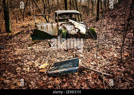 Relitto auto desolato indossato e arrugginito lasciato in una foresta, Danimarca Foto Stock