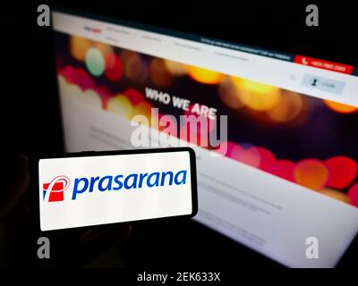 Persona che tiene il telefono mobile con il logo della compagnia di trasporto Prasarana Malaysia Berhad sullo schermo davanti alla pagina web. Focus sul display del cellulare. Foto Stock