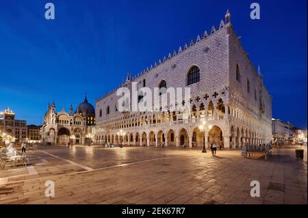 Foto al crepuscolo del Palazzo Ducale illuminato e di Piazzetta San Marco, Venezia, Veneto, Italia Foto Stock