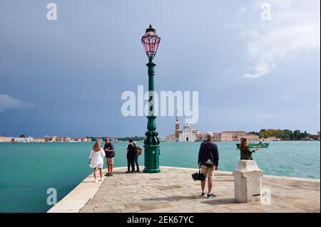 Punta della Dogana con vista sull'isola di San Giorgio maggiore, Venezia, Veneto, Italia Foto Stock