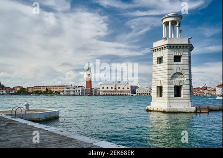 Faro San Giorgio maggiore, il paesaggio urbano con il Palazzo Ducale e la Torre di San Marco come si vede da San Giorgio maggiore, Venezia, Veneto, Italia Foto Stock