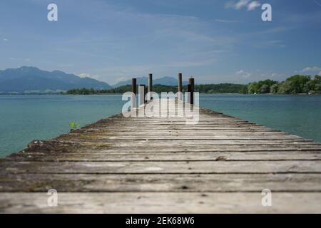 Fase di atterraggio resistente alle intemperie ripresa da un angolo basso con linee convergenti all'orizzonte Foto Stock