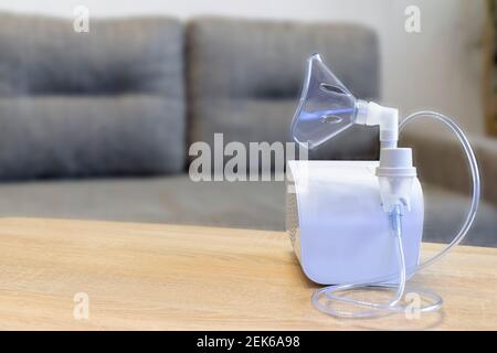 Apparecchiature mediche per inalazione con maschera respiratoria, nebulizzatore. Spazio di copia per il testo Foto Stock