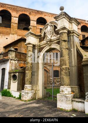 Porta Salaria faceva parte delle mura aureliane costruite dall'imperatore Aureliano nel III secolo - Roma, Italia Foto Stock