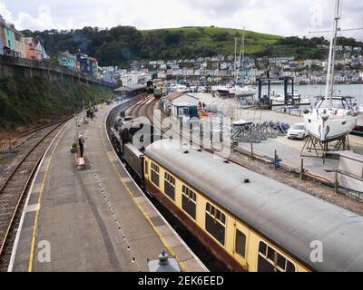 BR Standard Class 4 75014 "Braveheart" entra a Kingswear il 23 settembre 2020 sulla ferrovia a vapore di Dartmouth, Devon. Foto Stock