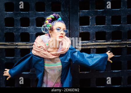 Bella giovane donna di moda in posa sulla strada della città Foto Stock