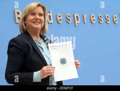 Berlino, Germania. 23 Feb 2021. EVA Högl (SPD), Commissaria del Bundestag per le forze armate, presenta la sua prima relazione annuale sulla situazione della Bundeswehr alla Conferenza federale della stampa. Credit: Wolfgang Kumm/dpa/Alamy Live News Foto Stock