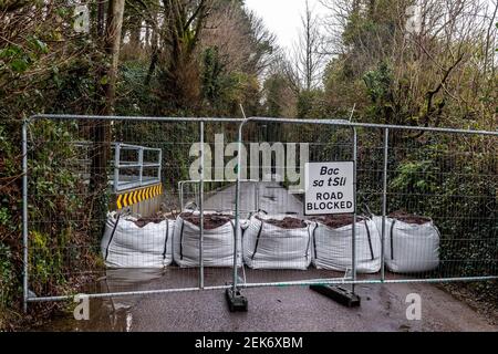 Skibbereen, West Cork, Irlanda. 23 Feb 2021. Il Cork County Council si stava preparando oggi alla potenziale inondazione chiudendo Rossa Road a Skibbereen per consentire l'apertura di un fognante. Skibbereen si allagò male nell'agosto 2020 quando il culvert non poteva prendere la quantità di pioggia che cadde. West Cork è attualmente sotto un MET Éireann Orange Rain Warning, che è in atto fino a domani. Credit: AG News/Alamy Live News Foto Stock