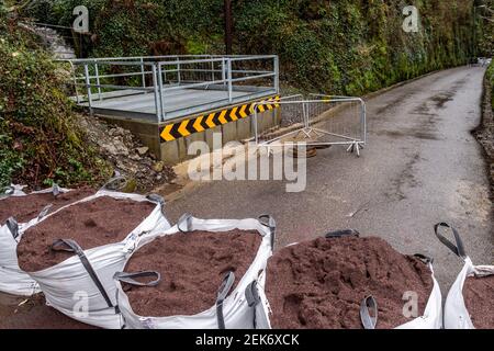 Skibbereen, West Cork, Irlanda. 23 Feb 2021. Il Cork County Council si stava preparando oggi alla potenziale inondazione chiudendo Rossa Road a Skibbereen per consentire l'apertura di un fognante. Skibbereen si allagò male nell'agosto 2020 quando il culvert non poteva prendere la quantità di pioggia che cadde. West Cork è attualmente sotto un MET Éireann Orange Rain Warning, che è in atto fino a domani. Credit: AG News/Alamy Live News Foto Stock