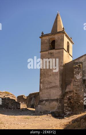 La torre del castello di Juromenha e il fiume Guadiana e confine con la Spagna sul lato del fiume all'alba, in Portogallo Foto Stock