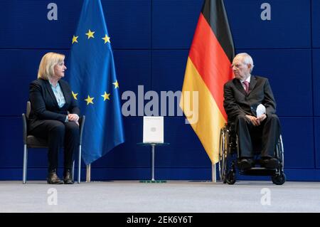 Berlino, Germania. 23 Feb 2021. EVA Högl (SPD), commissario del Bundestag per le forze armate, interviene alla presentazione della sua prima relazione annuale sullo stato della Bundeswehr al presidente del Bundestag Wolfgang Schäuble (CDU). Credit: Christian Spicker/dpa/Alamy Live News Foto Stock