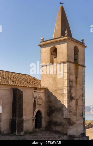 La torre del castello di Juromenha e il fiume Guadiana e confine con la Spagna sul lato del fiume all'alba, in Portogallo Foto Stock