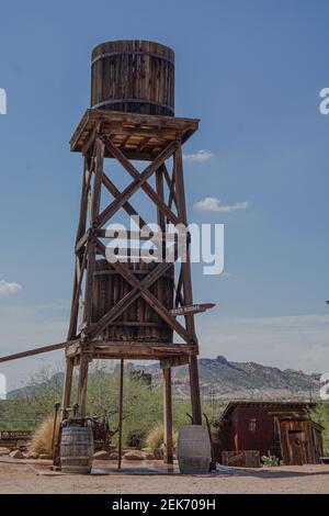 Vecchia torre d'acqua in legno sotto il sole di mezzogiorno Foto Stock