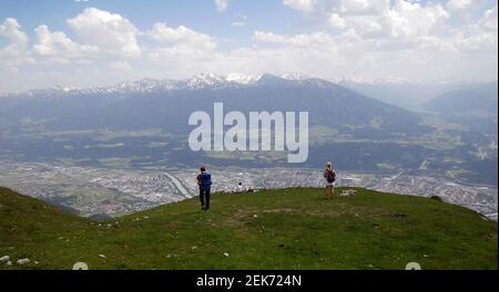 innsbruck via ferrata sulla Nordkette con vista Innsbruck Foto Stock