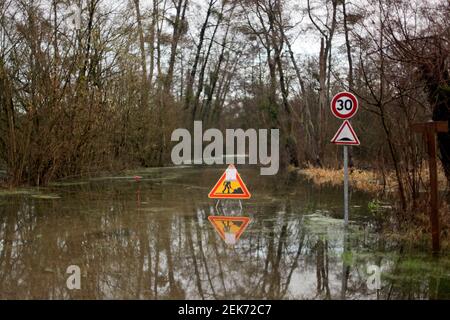 Record inondazioni fiume Canche, Hauts de France vicino montreuil sur Mer. Foto Stock