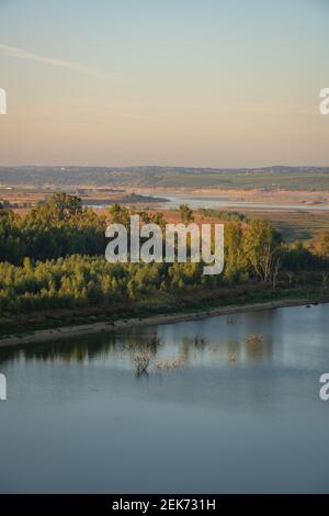 Guadiana vista del confine tra Portogallo e Spagna in Juromenha bellissimo paesaggio Alentejo, in Portogallo Foto Stock