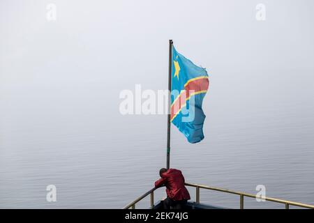 Un uomo d'affari nella barca Goma- Bukavu - Lago Kivu Foto Stock