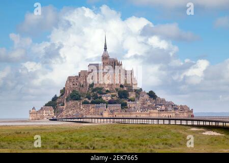 Il Mont Saint-Michel è un'isola marea e comune continentale in Normandia, Francia. Foto Stock