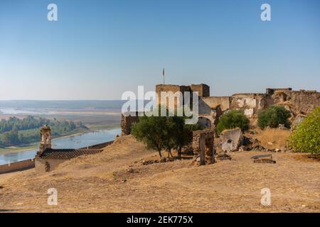 Juromenha bella fortezza castello rovina e fiume guadiana ad Alentejo, Portogallo Foto Stock