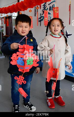 Huzhou, provincia cinese di Zhejiang. 23 Feb 2021. I bambini mostrano le loro lanterne fatte a mano nella città di Miaoxi di Huzhou, nella provincia di Zhejiang della Cina orientale, il 23 febbraio 2021. Varie attività si svolgono in tutta la Cina per salutare il prossimo Lantern Festival, che cade il 26 febbraio di quest'anno. Credit: Huang Zongzhi/Xinhua/Alamy Live News Foto Stock