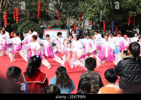 Huzhou, provincia cinese di Zhejiang. 23 Feb 2021. La gente apprezza lo spettacolo di Taiji nel distretto di Wuxing della città di Huzhou, la provincia di Zhejiang della Cina orientale, 23 febbraio 2021. Varie attività si svolgono in tutta la Cina per salutare il prossimo Lantern Festival, che cade il 26 febbraio di quest'anno. Credit: Weng Xinyang/Xinhua/Alamy Live News Foto Stock