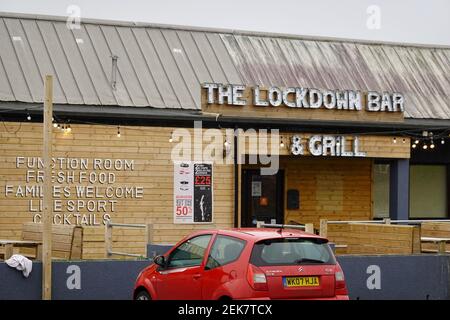 Plymouth, Regno Unito. 23 Feb 2021. Le luci sono accese, ma gli sportelli rimangono ben chiusi presso il Lockdown Bar and Grill. Credit: Julian Kemp/Alamy Live News Foto Stock