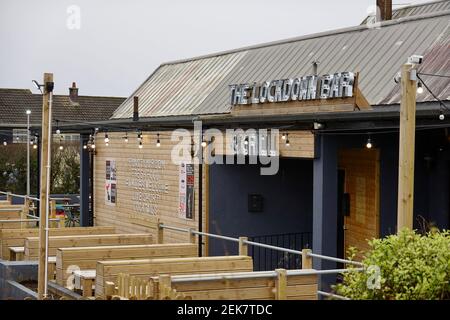 Plymouth, Regno Unito. 23 Feb 2021. Le luci sono accese, ma gli sportelli rimangono ben chiusi presso il Lockdown Bar and Grill. Credit: Julian Kemp/Alamy Live News Foto Stock