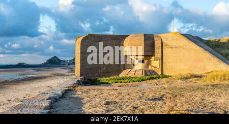 Bunker nazista concreto della seconda guerra mondiale sulla riva di Saint Ouens Bay, Bailiwick of Jersey, Isole del canale Foto Stock