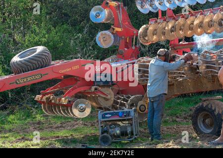 Dolyna, Ucraina 29 aprile 2020: Trattore concorrente su pilastri e con attacchi per la coltivazione sul campo, azienda agricola Khortytsia. New Foto Stock