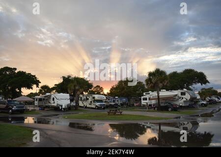 Parcheggio per camper a Myrtle Beach, South Carolina, dopo un temporale con il sole che si infrange attraverso le nuvole Foto Stock