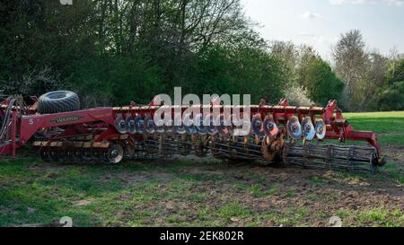 Dolyna, Ucraina 29 aprile 2020: Trattore concorrente su pilastri e con attacchi per la coltivazione sul campo, azienda agricola Khortytsia. New Foto Stock