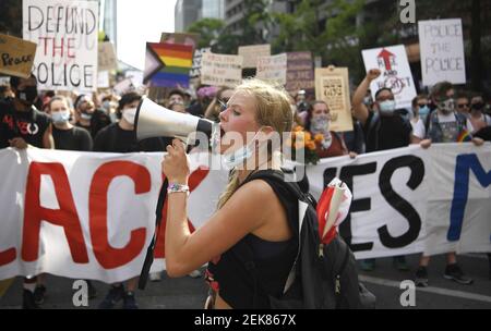 4 luglio 2020; Nashville, TN, Stati Uniti; Emma Rose Smith, uno dei leader  di Teens 4 Equality, canta con la folla su Commerce Street durante la  protesta 'Rosso, Nero e Blu' a