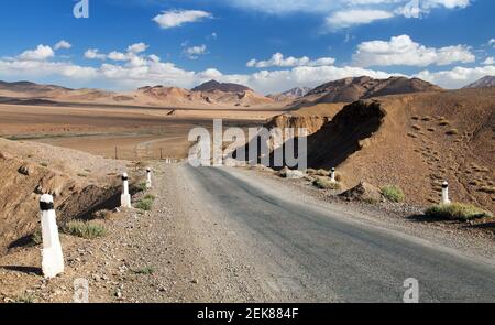 Pamir autostrada o pamirskij trakt. Paesaggio intorno Pamir autostrada M41 strada internazionale, montagne in Tagikistan Foto Stock