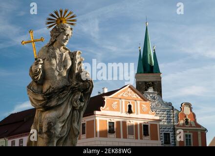 Vista serale dalla città di Telc o Teltsch, città dell'UNESCO nella Repubblica Ceca - vecchia statua di st. Margaret in fontana pubblica sulla piazza della città Foto Stock