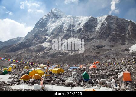 Vista dal campo base del Monte Everest, tende, bandiere di preghiera e il monte Pumori, il parco nazionale sagarmatha, la valle Khumbu, solukhumbu, Nepal montagna Himalaya Foto Stock