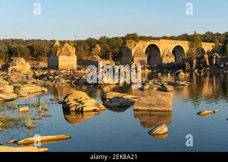 Distrutto ponte abbandonato Ajuda che attraversa il fiume Guadiana tra la Spagna E Portogallo Foto Stock