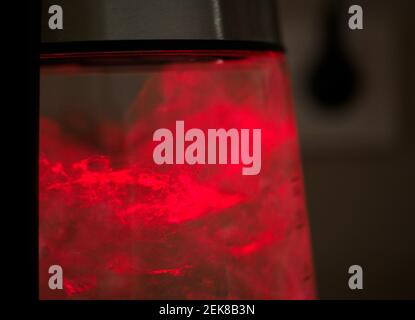 Berlino, Germania. 17 gennaio 2021. Un bollitore elettrico in vetro porta l'acqua a ebollizione a 100 gradi Celsius. Credit: Soeren Stache/dpa-Zentralbild/ZB/dpa/Alamy Live News Foto Stock