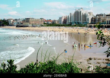 Vista sulla città, la spiaggia e l'oceano nel giorno soleggiato. Biarritz.France. Foto Stock