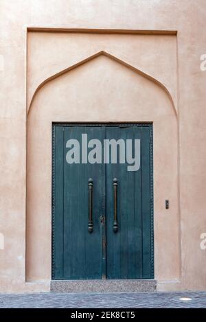 Doha, Qatar - 09 febbraio 2021: Foto di una giornata di Doha, simbolo dell'architettura del Qatar, Door in Katara - The Cultural Village Foundation Foto Stock