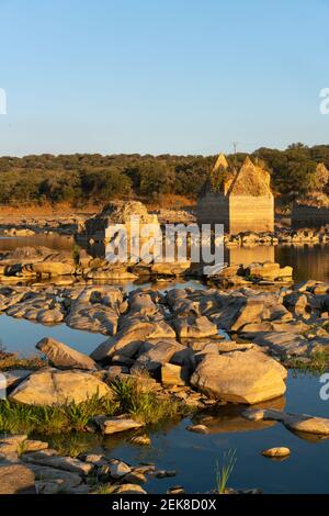 Distrutto ponte abbandonato Ajuda che attraversa il fiume Guadiana tra la Spagna E Portogallo Foto Stock