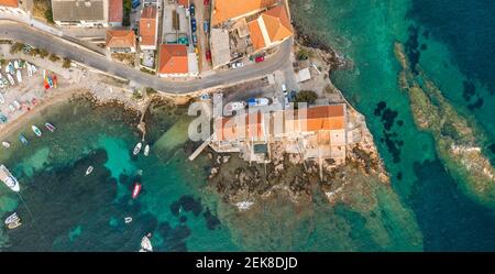 Foto aerea della costa della città di Komiza su Vis Isola in Croazia tramonto ora Foto Stock