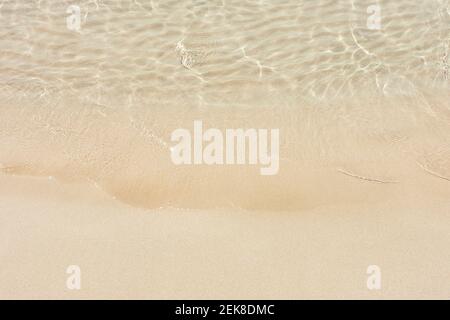 Soffice onda di mare blu sulla spiaggia di sabbia pulita. Vacanza vacanza e avventura di viaggio concetto. Elafonisi Grecia. Foto Stock